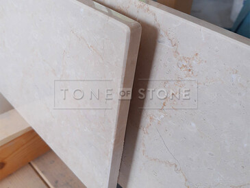 Parapety z kamene Botticino Classico se zaoblenou hranou Parapety z kamene Botticino Classico se zaoblenou hranou