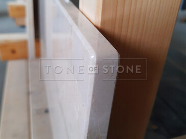 Detail hrany mramorových parapetů z přírodního kamene Botticino Classico v béžovém odstínu a s jemným žilkováním Detail hrany mramorových parapetů z přírodního kamene Botticino Classico v béžovém odstínu a s jemným žilkováním