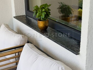 Venkovní kamenný parapet z šedé žuly Steel Grey v kartáčované povrchové úpravě Venkovní kamenný parapet z šedé žuly Steel Grey v kartáčované povrchové úpravě