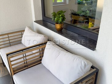 Venkovní parapet z kamene Steel Grey v šedém odstínu Venkovní parapet z kamene Steel Grey v šedém odstínu