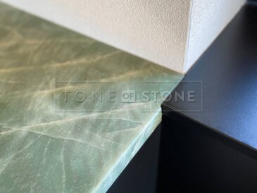 Detail zakončení zelené pracovní desky do kuchyně z přírodního kamene Jadore Detail zakončení zelené pracovní desky do kuchyně z přírodního kamene Jadore