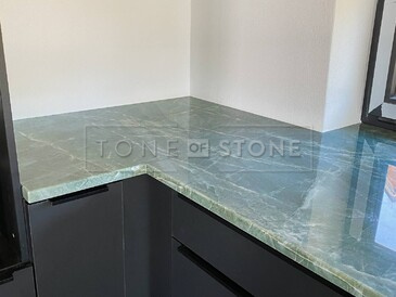 Zelená kuchyňská deska z přírodního kamene Jadore Zelená kuchyňská deska z přírodního kamene Jadore