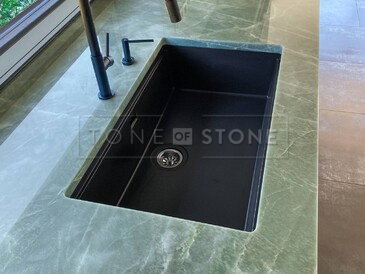 Dřez se spodní montáží zabudovaný do kamenné pracovní desky z kvarcitu Jadore Dřez se spodní montáží zabudovaný do kamenné pracovní desky z kvarcitu Jadore