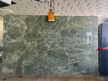 Zelená kamenná deska kvarcitu Jadore, ze které byla vyrobena kuchyňská deska Zelená kamenná deska kvarcitu Jadore, ze které byla vyrobena kuchyňská deska