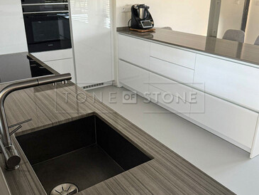 Kamenné pracovní desky ze žuly Grey Veneer včetně kuchyňského ostrova a kuchyňského dřezu se spodní montáží Kamenné pracovní desky ze žuly Grey Veneer včetně kuchyňského ostrova a kuchyňského dřezu se spodní montáží