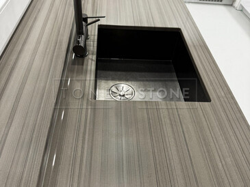 Šedá kuchyňská deska z šedého přírodního kamene Grey Veneer - dřez se spodní montáží, kamenná parapet součástí kuchyňské desky Šedá kuchyňská deska z šedého přírodního kamene Grey Veneer - dřez se spodní montáží, kamenná parapet součástí kuchyňské desky