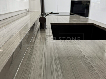 Kuchyňská deska ze žuly Grey Veneer v šedé barvě - kamenný parapet součástí pracovní desky a kuchyňský dřez se spodní montáží Kuchyňská deska ze žuly Grey Veneer v šedé barvě - kamenný parapet součástí pracovní desky a kuchyňský dřez se spodní montáží