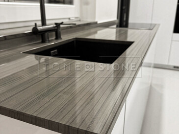 Kamenná kuchyňská deska z šedého kamene Grey Veneer - černý kuchyňský dřez se spodní montáží a kamenný parapet součástí pracovní desky Kamenná kuchyňská deska z šedého kamene Grey Veneer - černý kuchyňský dřez se spodní montáží a kamenný parapet součástí pracovní desky