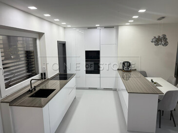 Kamenná kuchyňská deska ze žuly Grey Veneer - bílá kuchyně s šedou žulovou deskou včetně kuchyňského ostrůvku Kamenná kuchyňská deska ze žuly Grey Veneer - bílá kuchyně s šedou žulovou deskou včetně kuchyňského ostrůvku