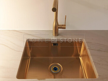Pracovní deska do kuchyně z přírodního kamene Sky Gold v krémové barvě s jemným žilkováním - měděný dřez se spodní montáží Pracovní deska do kuchyně z přírodního kamene Sky Gold v krémové barvě s jemným žilkováním - měděný dřez se spodní montáží