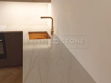 Béžová kuchyňská deska z kamene Sky Gold s jemnou kresbou Béžová kuchyňská deska z kamene Sky Gold s jemnou kresbou