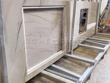 Kvarcitová kuchyňská deska z přírodního kamene Sky Gold s jemným žilkováním Kvarcitová kuchyňská deska z přírodního kamene Sky Gold s jemným žilkováním