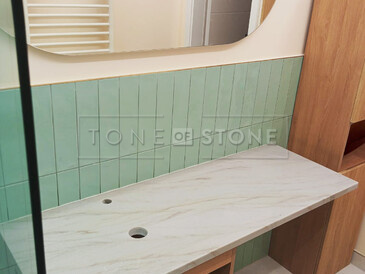 Béžová koupelnová deska z přírodního kamene Sky Gold v lesklé povrchové úpravě Béžová koupelnová deska z přírodního kamene Sky Gold v lesklé povrchové úpravě