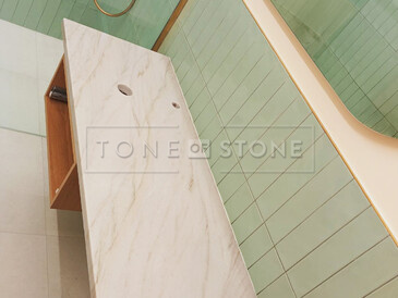 Krémová kamenná koupelnová deska z kvarcitu Sky Gold v moderní koupelně Krémová kamenná koupelnová deska z kvarcitu Sky Gold v moderní koupelně