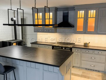 Rustikální kuchyně s černou kamennou deskou ze žuly Nero Assoluto Zimbabwe Rustikální kuchyně s černou kamennou deskou ze žuly Nero Assoluto Zimbabwe