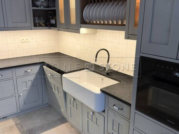 Černá žulová pracovní deska ze žuly Nero Assoluto Zimbabwe do rustikální kuchyně Černá žulová pracovní deska ze žuly Nero Assoluto Zimbabwe do rustikální kuchyně