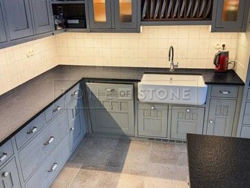 Žulová pracovní deska z přírodního kamene Nero Assoluto Zimbabwe v rustikální kuchyni Žulová pracovní deska z přírodního kamene Nero Assoluto Zimbabwe v rustikální kuchyni