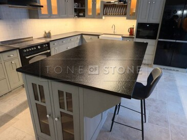 Rustikální kuchyně s ostrůvkem a kamennou kuchyňskou deskou ze žuly Nero Assoluto Zimbabwe Rustikální kuchyně s ostrůvkem a kamennou kuchyňskou deskou ze žuly Nero Assoluto Zimbabwe