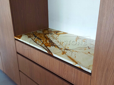 Realizace kamenné kuchyňské desky z kvarcitu Roma Imperiale Realizace kamenné kuchyňské desky z kvarcitu Roma Imperiale