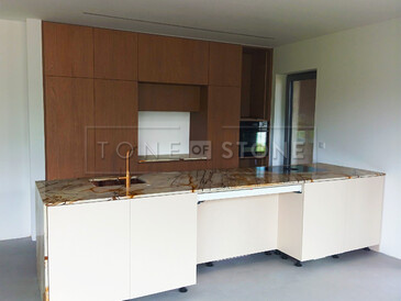 Dřevěná kuchyně s kamennou deskou z kvarcitu Roma Imperiale v béžové barvě s výrazným žilkováním Dřevěná kuchyně s kamennou deskou z kvarcitu Roma Imperiale v béžové barvě s výrazným žilkováním