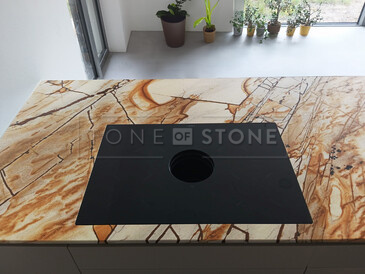 Kamenná kuchyňská deska krémového kvarcitu Roma Imperiale s výraznou kresbou v odstínech hnědé a zlaté - varná deska s montáží do roviny Kamenná kuchyňská deska krémového kvarcitu Roma Imperiale s výraznou kresbou v odstínech hnědé a zlaté - varná deska s montáží do roviny