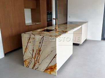 Dřevěná kuchyně s kamennou deskou z kvarcitu Roma Imperiale v krémové barvě s kontrastní kresbou Dřevěná kuchyně s kamennou deskou z kvarcitu Roma Imperiale v krémové barvě s kontrastní kresbou