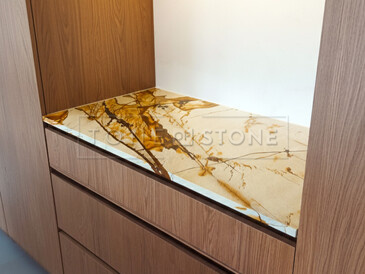 Dřevěná kuchyně s kvarcitovou deskou z přírodního kamene Roma Imperiale - krémová barva a výrazná kontrastní kresba Dřevěná kuchyně s kvarcitovou deskou z přírodního kamene Roma Imperiale - krémová barva a výrazná kontrastní kresba