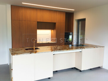 Dřevěná kuchyně a kuchyňský ostrůvek s kamennou deskou z přírodního kamene Roma Imperiale Dřevěná kuchyně a kuchyňský ostrůvek s kamennou deskou z přírodního kamene Roma Imperiale