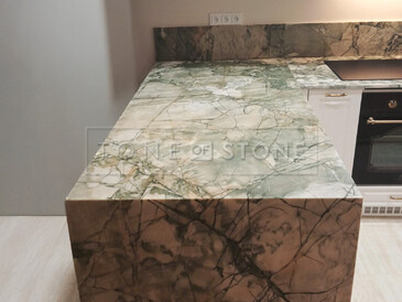 Kuchyňský ostrůvek - kamenná kuchyňská deska a kamenný bok z kvarcitu Acquabella Verde Kuchyňský ostrůvek - kamenná kuchyňská deska a kamenný bok z kvarcitu Acquabella Verde