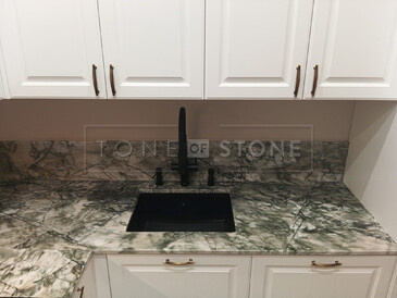 Kamenná deska do kuchyně z kvarcitu Acquabella Verde - součástí je i dřez se spodní montáží Kamenná deska do kuchyně z kvarcitu Acquabella Verde - součástí je i dřez se spodní montáží