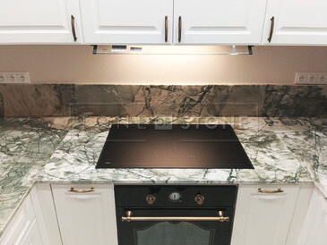 Kamenná kuchyňská deska z šedého kvarcitu Acquabella Verde včetně varné desky s horní montáží Kamenná kuchyňská deska z šedého kvarcitu Acquabella Verde včetně varné desky s horní montáží