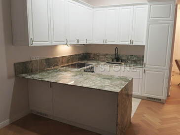 Rustikální kuchyně s kamennou deskou z kvarcitu Acquabella Verde Rustikální kuchyně s kamennou deskou z kvarcitu Acquabella Verde