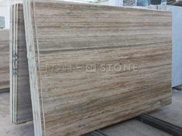 Travertinová deska přírodního kamene Travertino Striato v odstínech béžové Travertinová deska přírodního kamene Travertino Striato v odstínech béžové