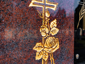 Detail grafiky na nápisové stěně, žula Multicolor, pískování a zlacení, zakázková výroba TONE OF STONE. Detail grafiky na nápisové stěně, žula Multicolor, pískování a zlacení, zakázková výroba TONE OF STONE.