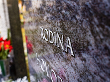 Detail jednohrobu z přírodního kamene, materiál žula Orion, stříbrné písmo s konturou, šrafování, zakázková výroba TONE OF STONE. Detail jednohrobu z přírodního kamene, materiál žula Orion, stříbrné písmo s konturou, šrafování, zakázková výroba TONE OF STONE.