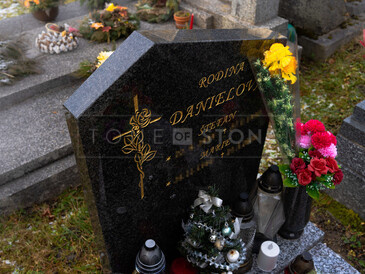 Detail nápisové desky s fazetou, pískování a zlacení písma, zakázková výroba TONE OF STONE. Detail nápisové desky s fazetou, pískování a zlacení písma, zakázková výroba TONE OF STONE.