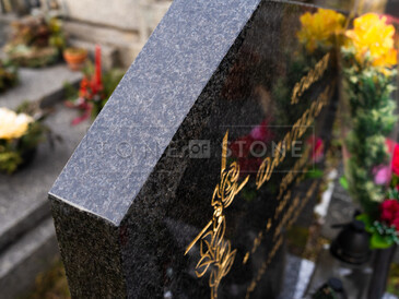 Detail nápisové desky s fazetou, pískování a zlacení písma, zakázková výroba TONE OF STONE. Detail nápisové desky s fazetou, pískování a zlacení písma, zakázková výroba TONE OF STONE.