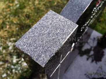 Detail sloupku u nápisové desky jednohrobu z přírodního kamene - žula Impala, zakázková výroba TONE OF STONE. Detail sloupku u nápisové desky jednohrobu z přírodního kamene - žula Impala, zakázková výroba TONE OF STONE.