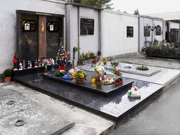 Dvojhrob z přírodního kamene, hrob a sokl ze žuly Impala, nápisová deska - žula Impala a žula Multicolor, pískování, zlacení písma a ozdobné grafiky, fotografie v epoxidovém skle, zakázková výroba TONE OF STONE. Dvojhrob z přírodního kamene, hrob a sokl ze žuly Impala, nápisová deska - žula Impala a žula Multicolor, pískování, zlacení písma a ozdobné grafiky, fotografie v epoxidovém skle, zakázková výroba TONE OF STONE.