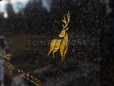 Hřbitovní architektura, zakázková výroba TONE OF STONE, detail vypískovaného jelena ve zlaté barvě na desce z přírodního kamene - žula Impala Hřbitovní architektura, zakázková výroba TONE OF STONE, detail vypískovaného jelena ve zlaté barvě na desce z přírodního kamene - žula Impala