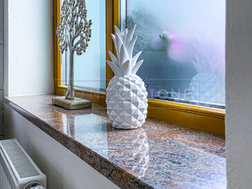 Interiérový parapet z přírodního kamene - leštěná žula Multicolor, výroba na zakázku TONE OF STONE Interiérový parapet z přírodního kamene - leštěná žula Multicolor, výroba na zakázku TONE OF STONE