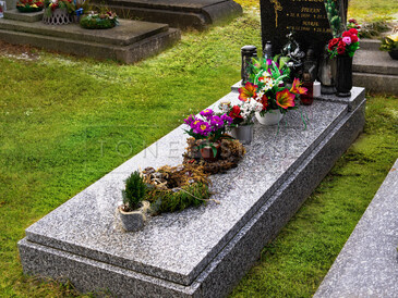 Jednohrob z přírodního kamene - materiál žula Tarn, nápisová deska s ozdobnou fazetou je ze žuly Impala, zakázková výroba Jednohrob z přírodního kamene - materiál žula Tarn, nápisová deska s ozdobnou fazetou je ze žuly Impala, zakázková výroba