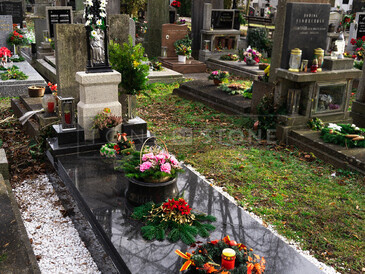 Jednohrob z přírodního kamene s renovovaným litinovým křížem, materiál žula Impala, chodníček z bílých oblázků, zakázková výroba TONE OF STONE. Jednohrob z přírodního kamene s renovovaným litinovým křížem, materiál žula Impala, chodníček z bílých oblázků, zakázková výroba TONE OF STONE.