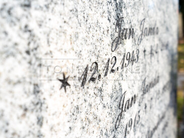 Jednohrob ze žuly Viscount White, pískované nápisy v černé barvě, chodníčky - opalovaný žula Padang Crystal, zakázková výroba TONE OF STONE. Jednohrob ze žuly Viscount White, pískované nápisy v černé barvě, chodníčky - opalovaný žula Padang Crystal, zakázková výroba TONE OF STONE.