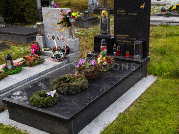 Jednohrob žula Impala, chodníky žula Padang Crystal, litinový kříž, vypískované zlaté písmo a grafika - motiv jelena, zakázková výroba TONE OF STONE. Jednohrob žula Impala, chodníky žula Padang Crystal, litinový kříž, vypískované zlaté písmo a grafika - motiv jelena, zakázková výroba TONE OF STONE.