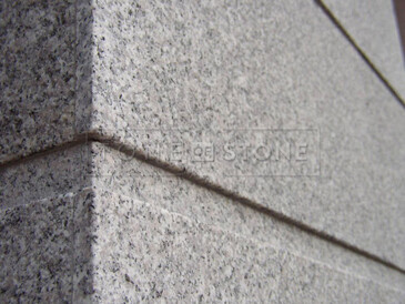 Kamenické stavební práce, kamenictví TONE OF STONE - detail fasády budovy z přírodního kamene  Kamenické stavební práce, kamenictví TONE OF STONE - detail fasády budovy z přírodního kamene