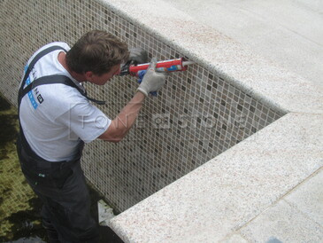 Kamenické stavební práce - kamenictví TONE OF STONE, silikonování spár pod lemem bazénu    Kamenické stavební práce - kamenictví TONE OF STONE, silikonování spár pod lemem bazénu