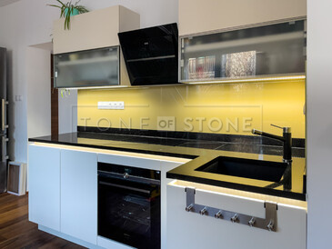 Kamenná kuchyňská deska - leštěná černá žula s třpytivými fragmenty - STAR GALAXY, deska ve tvaru písmene L Kamenná kuchyňská deska - leštěná černá žula s třpytivými fragmenty - STAR GALAXY, deska ve tvaru písmene L