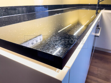 Kamenná kuchyňská deska - leštěná černá žula s třpytivými fragmenty - STAR GALAXY, detail hrany Kamenná kuchyňská deska - leštěná černá žula s třpytivými fragmenty - STAR GALAXY, detail hrany