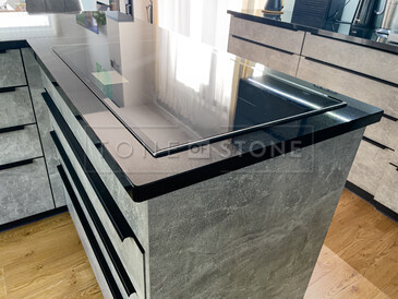 Kamenná kuchyňská pracovní deska, černá žula PREMIUM BLACK, detail osazení varné desky Kamenná kuchyňská pracovní deska, černá žula PREMIUM BLACK, detail osazení varné desky